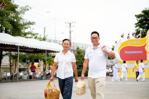 ภาพ No.241841:วันอาทิตย์ที่ 31 สิงหาคม พ.ศ. 2568 พิธีทำบุญแด่คณะสงฆ์ 122 รูป ฉลอง 121 ปี อำเภอคลองหลวง จ.ปทุมธานี เพื่อนำส่งช่วยเหลือคณะสงฆ์ 323 วัด 4 จังหวัดชายแดนภาคใต้ และช่วยเหลือประชาชนจากเหตุปะทะ แนวชายแดนไทย-กัมพูชา ณ บริเวณหน้าที่ว่าการอำเภอคลองหลวง 