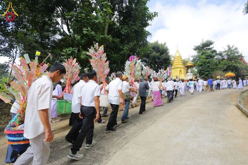 ภาพ No.183347:พิธีทอดกฐิน ณ วัดพระธาตุจอมทอง จ.เชียงราย ในโครงการทอดกฐินสามัคคีทั่วไทย 30,000 วัด บูชาธรรม 80 ปี หลวงพ่อธัมมชโย โดยคณะศิษยานุศิษย์วัดพระธรรมกาย วันที่ 22 ตุลาคม พ.ศ. 2567
