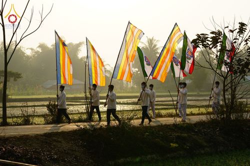 ภาพ No.76339:คณะสงฆ์และสามเณรบิณฑบาต ประเทศบังกลาเทศ วันที่ 11 กุมภาพันธ์ พ.ศ. 2566