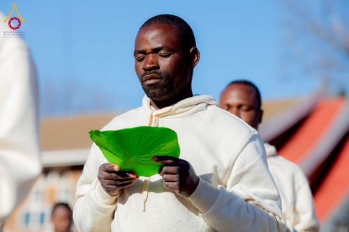 ภาพ No.231117:วันศุกร์ที่ 27 มิถุนายน พ.ศ. 2568 พิธีตัดปอยผมและพิธีปลงผมนาคธรรมทายาทแห่งทวีปแอฟริกา พ.ศ. 2568  โครงการบรรพชาอุปสมบทพระธรรมทายาทนานาชาติแห่งทวีปแอฟริกา ครั้งที่ 2 ณ วัดพระธรรมกายโจฮันเนสเบิร์ก สาธารณรัฐแอฟริกาใต้