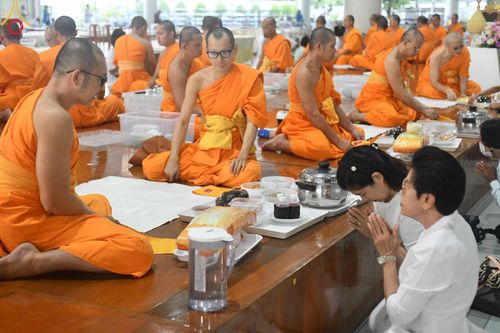 ภาพ No.157625:พิธีถวายภัตตาหารเมนูสวรรค์ ในพรรษาแห่งการเข้าถึงธรรม วันเสาร์ที่ 28 กันยายน พ.ศ. 2567 ณ หอฉันคุณยายอาจารย์ฯ วัดพระธรรมกาย