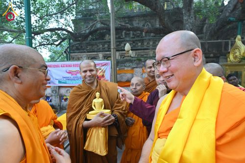 ภาพ No.179753:พิธีทอดกฐินสมทบ ณ วัดพุทธรัตน ทอดกฐินใต้ต้นพระศรีมหาโพธิ์ เมืองพุทธคยา ประเทศอินเดีย วันที่ 12 พฤศจิกายน พ.ศ. 2567