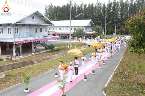 ภาพ No.174238:พิธีทอดกฐินกตัญญูบูชาธรรม ณ พระมหาเจดียทัตตชีโว ศูนย์อบรมเยาวชนกาญจนบุรี ในโครงการกฐินสามัคคีทั่วไทย 30,000 วัด บูชาธรรม 80 ปี หลวงพ่อธัมมชโย โดยคณะศิษยานุศิษย์วัดพระธรรมกาย วันที่ 9 พฤศจิกายน พ.ศ. 2567