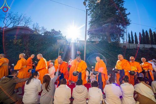 ภาพ No.100903:พิธีทอดกฐินบรมจักรพรรดิสร้างทุกสิ่ง ณ วัดพระธรรมกายออเรกอน ประเทศสหรัฐอเมริกา  วันอาทิตย์ ที่ 26 พฤศจิกายน พ.ศ. 2566