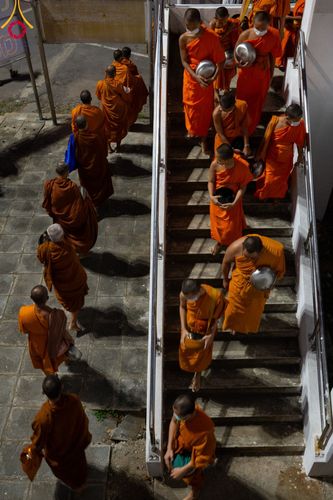 ภาพ No.101774:ตักบาตรพระ 10,000 รูป เติมบุญให้แผ่นดิน เนื่องในโอกาส 192 ปี จังหวัดกาญจนบุรี หนึ่งในโครงการตักบาตรพระ 2,000,000 รูป  77 จังหวัดทุกวัดทั่วไทย วันจันทร์ที่ 11 ธันวาคม พ.ศ. 2566 บริเวณถนนสองแคว (SKY WALK) เมืองกาญจนบุรี