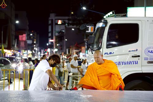 ภาพ No.237294:วันที่ 9-10 สิงหาคม พ.ศ. 2568 การเตรียมงาน เก็บงาน ของเจ้าหน้าที่ทุกสถานะ ในงานมหาสังฆทาน ตักบาตรพระ 10,000 รูป ใจกลางเมืองหาดใหญ่ จ.สงขลา