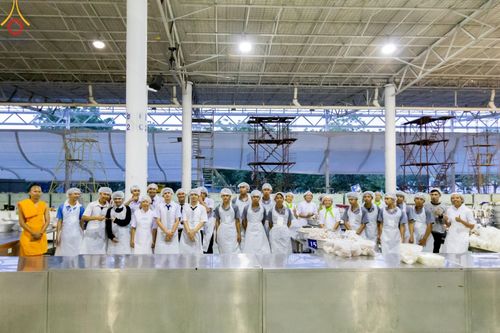 ภาพ No.58774:V.40 ภัตตาหารพระหมื่นวัด เราจัดให้ การปฏิบัติงานของเจ้าหน้าที่และอาสาสมัคร เพื่อรับบุญในการถวายภัตตาหาร แด่คณะสงฆ์ 10,000 กว่าวัดทั่วประเทศ ที่มาร่วมงานวันคุ้มครองโลก จันทร์ที่ 22 เมษายน พ.ศ. 2567 ณ วัดพระธรรมกาย