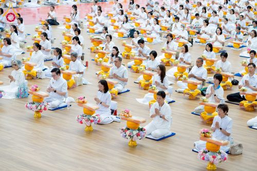 ภาพ No.270558:วันอาทิตย์ที่ 16 พฤศจิกายน พ.ศ. 2568 ถวายกองทุนโครงการอุปสมบทหมู่ 3,000 รูปทั่วไทย  รุ่นบูชาธรรมมหาปูชนียาจารย์ ณ ห้องแก้วสารพัดนึก 2 สภาธรรมกายสากล วัดพระธรรมกาย