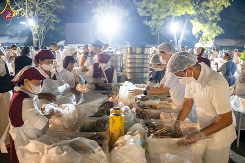 ภาพ No.108409:ถวายภัตตาหารเป็นสังฆทาน แด่คณะพระธรรมยาตราฯ ในโครงการธรรมยาตรากตัญญูบูชา มหาปูชนียาจารย์ พระมงคลเทพมุนี(สด จนฺทสโร) พระผู้ปราบมาร อนุสรณ์สถาน 7 แห่ง ปีที่ 12 วันที่ 7 มกราคม พ.ศ. 2567 ณ อนุสรณ์สถานโลตัสแลนด์ จ.สุพรรณบุรี