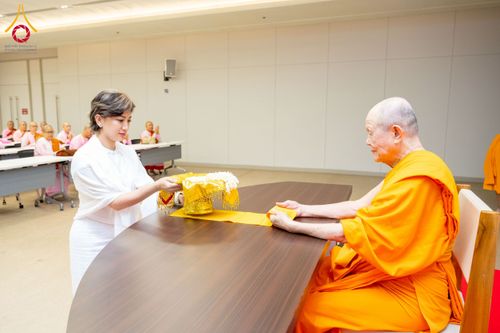 ภาพ No.223074:วันที่ 24 เมษายน พ.ศ. 2568 หลวงพ่อทัตตชีโวต้อนรับคณะเมียนมา อุบาสก อุบาสิกา 180 คน ณ อาคาร 100 ปี คุณยายมหารัตนอุบาสิกาจันทร์ ขนนกยูง วัดพระธรรมกาย