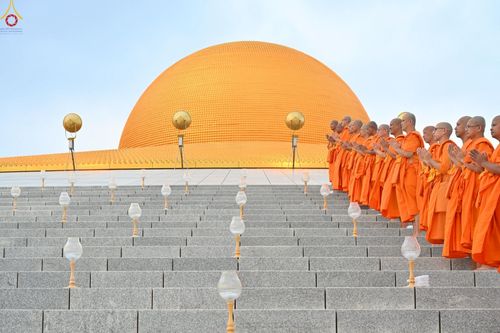 ภาพ No.223917:วันวิสาขบูชา วันอาทิตย์ที่ 11 พฤษภาคม พ.ศ. 2568 พิธีจุดวิสาขประทีป ,  พิธีเวียนประทักษิณรอบพระมหาธรรมกายเจดีย์ , พิธีฉลองชัยสวดมนต์บทธัมมจักกัปปวัตตนสูตร ครบ 7,357,000,000 จบ ณ มหารัตนวิหารคด วัดพระธรรมกาย