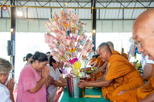 ภาพ No.92664:พิธีทอดกฐินวัดศรีวรรณวนาราม จ.ปทุมธานี และพิธีอัญเชิญพระสารีริกธาตุ วันที่ 4 พฤศจิกายน พ.ศ. 2566