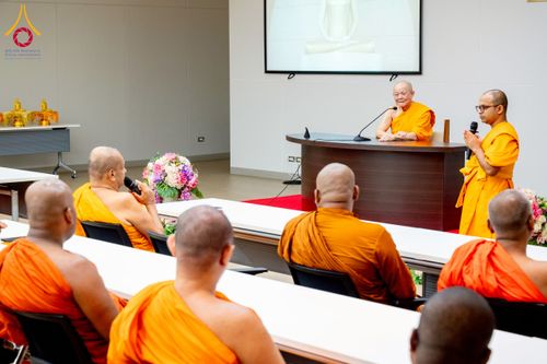 ภาพ No.222515:วันที่ 21 เมษายน พ.ศ. 2568 หลวงพ่อทัตตชีโวต้อนรับคณะสงฆ์ศรีลังกา ณ อาคาร 100 ปี คุณยายมหารัตนอุบาสิกาจันทร์ ขนนกยูง วัดพระธรรมกาย