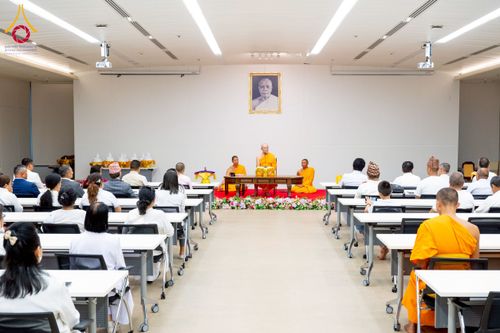 ภาพ No.222669:วันที่ 23 เมษายน พ.ศ. 2568 หลวงพ่อทัตตชีโวต้อนรับคณะสงฆ์เนปาล ณ อาคาร 100 ปี คุณยายมหารัตนอุบาสิกาจันทร์ ขนนกยูง วัดพระธรรมกาย