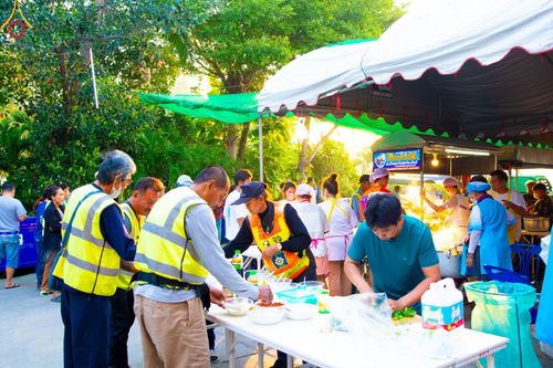 ภาพ No.107491:พิธีตักบาตรพระธรรมยาตราฯ ในโครงการธรรมยาตรากตัญญูบูชา มหาปูชนียาจารย์ พระมงคลเทพมุนี(สด จนฺทสโร) พระผู้ปราบมาร ปีที่ 12 ณ อนุสรณ์สถานมหาวิหารพระมงคลเทพมุนี อ.สองพี่น้อง จ.สุพรรณบุรี วันที่ 7 มกราคม พ.ศ. 2567