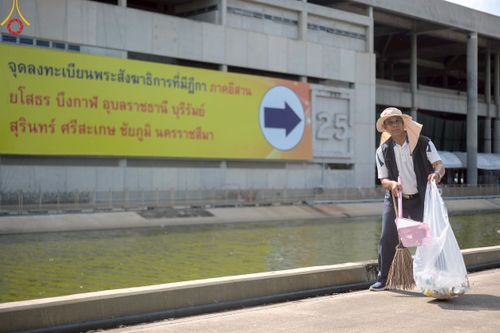 ภาพ No.220421:วันที่ 23-25 เมษายน พ.ศ. 2568 เจ้าหน้าที่และสาธุชนช่วยกัน รับบุญเก็บงานวันคุ้มครองโลก ณ วัดพระธรรมกาย