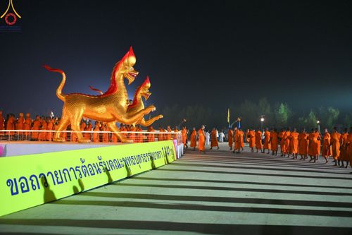 ภาพ No.200982:พิธีตักบาตรพระธรรมยาตรา ณ อนุสรณ์สถานลำดับที่ 5 สถานที่เผยแผ่วิชชาธรรมกายครั้งแรก อนุสรณ์สถานบางปลา วัดบางปลา อำเภอบางเลน จังหวัดนครปฐม ในโครงการธรรมยาตรา กตัญญูบูชา มหาปูชนียาจารย์ พระมงคลเทพมุนี(สด จนฺทสโร) พระผู้ปราบมาร อนุสรณ์สถาน 7 แห่ง ปีที่ 13