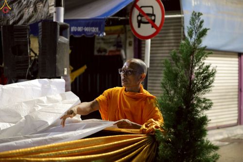 ภาพ No.245779:วันที่ 13-14 กันยายน พ.ศ. 2568 เจ้าหน้าที่ทุกสถานะ ทุกส่วนงาน ร่วมแรงร่วมใจ ปฏิบัติหน้าที่ เตรียมงาน เก็บงาน ตักบาตรพระ 555 รูป อ.เบตง จยะลา