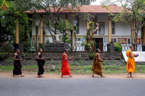 ภาพ No.139369:พิธีตักบาตรรอบเมืองดัมบุลล่า เทศกาลวิสาขบูชาแห่งชาติ ศรีลังกา เมื่อวันที่ 16 พฤษภาคมที่ผ่านมา คณะสงฆ์จากวัดพระธรรมกาย และคณะพระภิกษุสามเณรศรีลังกา ในโครงการสยาม-ลังกา ธรรมยาตรา ฉลองเทศกาลวิสาขบูชาแห่งชาติ ศรีลังกา บูชาธรรม 80 ปีหลวงพ่อธัมมชโย