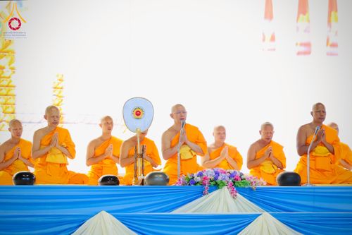 ภาพ No.223297:วันวิสาขบูชา วันอาทิตย์ที่ 11 พฤษภาคม พ.ศ. 2568 พิธีตักบาตร และปฎิบัติธรรม ณ สภาธรรมกายสากล วัดพระธรรมกาย