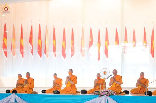 ภาพ No.80782:พิธีตักบาตร , พิธีบูชาข้าวพระในวันอาทิตย์ต้นเดือน วันที่ 7 พฤษภาคม พ.ศ. 2566 ณ วัดพระธรรมกาย