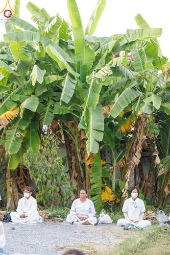 ภาพ No.197102:พิธีจุดประทีปถวายเป็นพุทธบูชา และบูชาธรรมมหาปูชนียาจารย์ ณ วัดโบสถ์(บน) ตำบลบางคูเวียง อำเภอบางกรวย จังหวัดนนทบุรี ในโครงการธรรมยาตรา กตัญญูบูชา มหาปูชนียาจารย์ พระมงคลเทพมุนี(สด จนฺทสโร) พระผู้ปราบมาร อนุสรณ์สถาน 7 แห่ง ปีที่ 13 วันที่ 18 มกราคม พ.ศ. 25