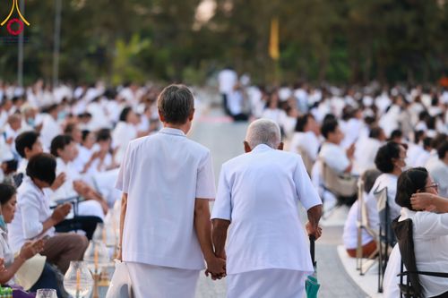 ภาพ No.109529:พิธีจุดประทีปถวายเป็นพุทธบูชา และบูชาธรรมมหาปูชนียาจารย์ วันที่ 10 มกราคม พ.ศ. 2567 ณ อนุสรณ์สถานคลองบางนางแท่น อ.สามพราน จ.นครปฐม