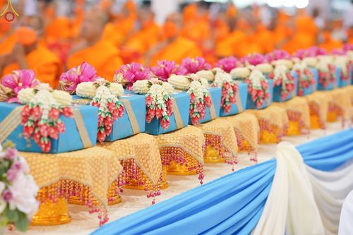 ภาพ No.85318:พิธีถวายมหาสังฆทานคณะสงฆ์ 2000 กว่าวัดทั่วประเทศปีที่ 23, พิธีถวายไทยธรรมคณะสงฆ์ 323 วัด 4 จังหวัดชายแดนภาคใต้, พิธีมอบปัจจัยช่วยเหลือครู 4 จังหวัดชายแดนภาคใต้ ณ สภาธรรมกายสากล วัดพระธรรมกาย ในวันสมาธิโลก อาทิตย์ที่ 6 สิงหาคม พ.ศ. 2566