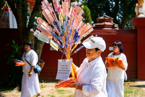 ภาพ No.173353:พิธีทอดกฐิน วัดทาป่าสัก จ.ลำพูน ในโครงการกฐินสามัคคีทั่วไทย 30,000 วัด บูชาธรรม 80 ปี หลวงพ่อธัมมชโย โดยคณะศิษยานุศิษย์วัดพระธรรมกาย วันที่ 3 พฤศจิกายน พ.ศ. 2567