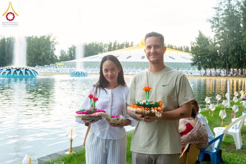 ภาพ No.266254:วันพุธที่ 5 พฤศจิกายน พ.ศ. 2568 (วันพระ ขึ้น 15 ค่ำ เดือน 12) พิธีลอยกระทงธรรม  ณ สระมหาเศรษฐีทะเลบุญ มหาวิหารพระมงคลเทพมุนี วัดพระธรรมกาย จ.ปทุมธานี