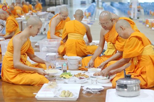 ภาพ No.177327:พิธีถวายภัตตาหารเมนูสวรรค์ และพิธีบุพเปตพลี ครั้งที่ 158 ร่วมอุทิศบุญแด่หมู่ญาติที่ล่วงลับไปแล้ว และสืบทอดอายุพระพุทธศาสนา ณ วัดพระธรรมกาย วันที่ 30 พฤศจิกายน พ.ศ.2567 (วันพระ แรม 15 ค่ำ เดือน 12)