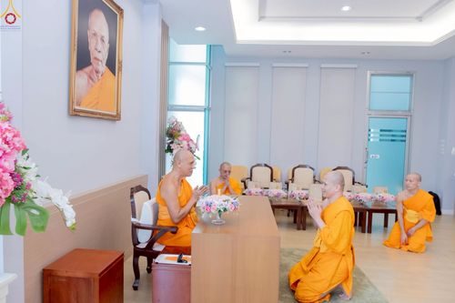 ภาพ No.246323:วันที่ 8 กันยายน พ.ศ. 2568 พระครูปลัดรัตนวีรวัฒน์ (รังสฤษดิ์ อิทฺธิจินฺตโก) เจ้าอาวาสวัดพระธรรมกาย เป็นประธานมอบพระบรมสารีริกธาตุ แก่ศูนย์ส่งเสริมศีลธรรมภายในประเทศ และวัดสาขาต่างประเทศ จำนวน 8 แห่ง