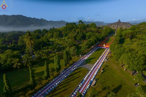 ภาพ No.103259:พิธีตักบาตรพระธรรมทายาท 1,000 รูป ณ มหาเจดีย์บุโรพุทโธ ประเทศอินโดนีเซีย ในวันที่ 20 ธันวาคม พ.ศ. 2566