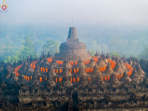 ภาพ No.105116:สามเณรธรรมทายาทชาวอินโดนีเซียกว่า 1,000 รูป นั่งสมาธิ และเวียนประทักษิณ ณ มหาเจดีย์บุโรพุทโธ ประเทศอินโดนีเซีย ในวันที่ 26 ธันวาคม พ.ศ. 2566