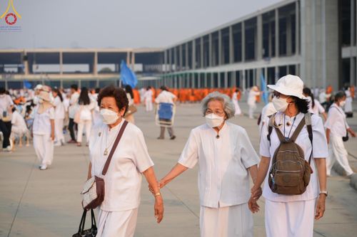 ภาพ No.121929:พิธีจุดประทีปถวายเป็นพุทธบูชา และบูชาธรรมมหาปูชนียาจารย์ พระมงคลเทพมุนี(สด จนฺทสโร) ในโครงการธรรมยาตรา กตัญญูบูชา มหาปูชนียาจารย์ พระมงคลเทพมุนี(สด จนฺทสโร) พระผู้ปราบมาร อนุสรณ์สถาน 7 แห่ง ปีที่ 12 วันที่ 31 มกราคม พ.ศ. 2567 ณ วัดพระธรรมกาย จ.ปทุมธานี