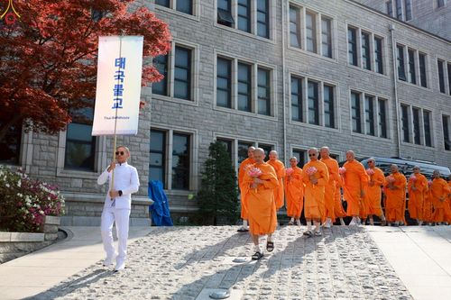 ภาพ No.229513:วันเสาร์ที่ 26 เมษายน พ.ศ. 2568 คณะพระภิกษุสามเณรในโครงการบรรพชาหมู่ 81 รูป  วัดภาวนาโซล ประเทศเกาหลีใต้ ได้ร่วมกับคณะสาธุชนคนไทยในเกาหลีใต้  ร่วมกันเดินขบวนอัญเชิญโคมดอกบัว  เพื่อบูชาแด่องค์สมเด็จพระสัมมาสัมพุทธเจ้า  ในงานเทศกาลวิสาขบูชานานาชาติ ประจำปี