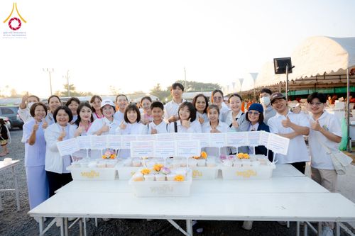 ภาพ No.197885:สาธุชนถวายภัตตาหารเป็นสังฆทาน แด่พระธรรมยาตรา ณ วัดโบสถ์(บน) ตำบลบางคูเวียง อำเภอบางกรวย จังหวัดนนทบุรี ในโครงการธรรมยาตรา กตัญญูบูชา มหาปูชนียาจารย์ พระมงคลเทพมุนี(สด จนฺทสโร) พระผู้ปราบมาร อนุสรณ์สถาน 7 แห่ง ปีที่ 13 วันที่ 19 มกราคม พ.ศ. 2568