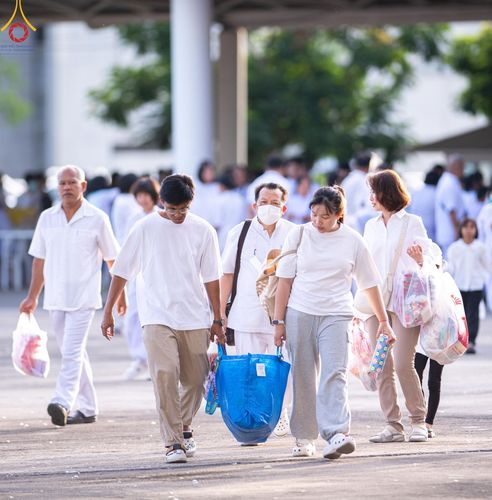 ภาพ No.143349:พิธีตักบาตร ข้าวสารอาหารแห้ง ณ บ้านแก้วเรือนทองคุณยายฯ และ พิธีบูชาข้าวพระ  ณ สภาธรรมกายสากล วัดพระธรรมกาย วันอาทิตย์ที่ 7 กรกฎาคม พ.ศ. 2567