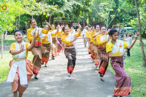 ภาพ No.179177:พิธีทอดกฐิน ณ ศูนย์ปฎิบัติธรรมศรีสะเกษ (สวนป่าตะวันธรรม) อ.กันทรารมย์ จ.ศรีสะเกษ ในโครงการกฐินสามัคคีทั่วไทย 30,000 วัด บูชาธรรม 80 ปี หลวงพ่อธัมมชโย โดยคณะศิษยานุศิษย์วัดพระธรรมกาย วันที่ 26 ตุลาคม พ.ศ. 2567