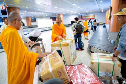 ภาพ No.219993:วันจันทร์ที่ 14 เมษายน พ.ศ. 2568 พระครูสิทธิรัตนวิเทศ ผู้ช่วยเจ้าอาวาสวัดพระธรรมกาย พร้อมด้วยผู้แทนมูลนิธิธรรมกาย และศิษยานุศิษย์หลวงพ่อธัมมชโย ออกเดินทางไปยังพื้นที่เมืองมัณฑะเลย์ สาธารณรัฐแห่งสหภาพเมียนมา โดยได้รับความเมตตาประสานงานเจ้าหน้าที่ภาครัฐจาก