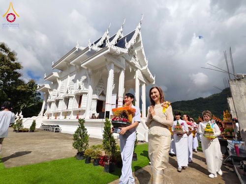 พิธีทอดกฐิน ณ วัดป่าคาสามัคคี ต.แคมป์สน อ.เขาค้อ จ.เพชรบูรณ์ ในโครงการทอดกฐินสามัคคีทั่วไทย 30,000 วัด บูชาธรรม 80 ปี หลวงพ่อธัมมชโย โดยคณะศิษยานุศิษย์วัดพระธรรมกาย วันที่ 29 ตุลาคม พ.ศ. 2567