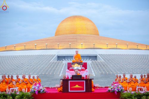 ภาพ No.160538:พิธีจุดประทีป 20,000 ดวง บูชาพระมหาธรรมกายเจดีย์ และบูชาพระมงคลเทพมุนี (สด จนฺทสโร) พระผู้ปราบมาร ณ ลานธรรม พระมหาธรรมกายเจดีย์ วัดพระธรรมกาย จ.ปทุมธานี วันที่ 10 ตุลาคม พ.ศ. 2567