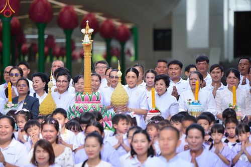 ภาพ No.144571:ชาวอำเภอคลองหลวง จังหวัดปทุมธานี ถวายเทียนพรรษามหามงคล เนื่องในเทศกาลเข้าพรรษา ประจำปี 2567 แด่คณะสงฆ์วัดพระธรรมกาย  วันพฤหัสบดีที่ 18 กรกฎาคม พ.ศ. 2567