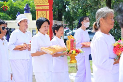 ภาพ No.182036:พิธีทอดกฐิน ณ วัดดอนสำโรง จ.สุพรรณบุรี ในโครงการทอดกฐินสามัคคีทั่วไทย 30,000 วัด บูชาธรรม 80 ปี หลวงพ่อธัมมชโย โดยคณะศิษยานุศิษย์วัดพระธรรมกาย วันที่ 2 พฤศจิกายน พ.ศ. 2567