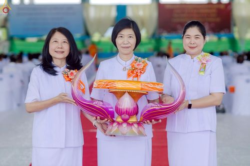 ภาพ No.249340:วันที่ 28 กันยายน พ.ศ. 2568 พิธีทอดผ้าป่าแผ่นบันมงคลมหาเศรษฐี อาคาร 80 ปี หลวงพ่อธัมมชโย ณ ศูนย์ปฏิบัติธรรมวิหารแดง ต.เจริญธรรม อ.วิหารแดง จ.สระบุรี