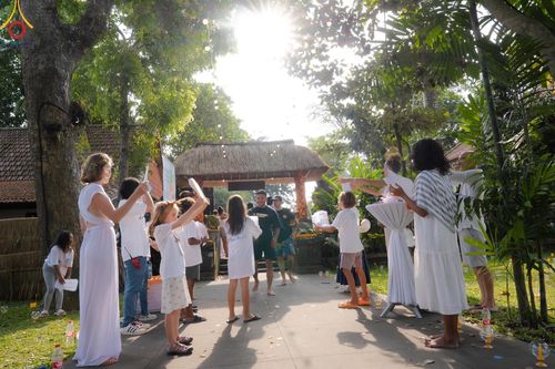 ภาพ No.156337:วัดพุทธบาหลีและวัดพระธรรมกาย จัดปฏิบัติธรรมนานาชาติ 1,151 คนจาก 78 ประเทศ ใน "วันสันติภาพสากล" ณ บาหลี อินโดนีเซีย วันเสาร์ที่ 21 กันยายน พ.ศ. 2567 เวลา 16.00-21.00 น. ณ พิพิธภัณฑ์ ARMA เมืองอูบุด จังหวัดบาหลี ประเทศอินโดนีเซีย