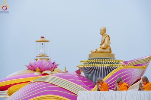 ภาพ No.118139:พิธีจุดประทีปถวายเป็นพุทธบูชา และบูชาธรรมมหาปูชนียาจารย์ พระมงคลเทพมุนี(สด จนฺทสโร) วันที่ 24 มกราคม พ.ศ. 2567 ณ อนุสรณ์สถานบางปลา อ.บางเลน จ.นครปฐม