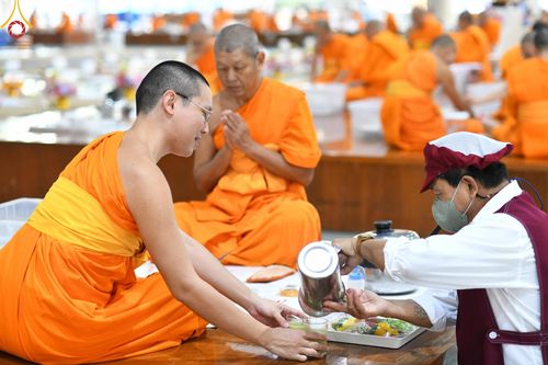 ภาพ No.174599:พิธีถวายภัตตาหารเมนูสวรรค์ เพื่อการบรรลุธรรม ณ หอฉันคุณยายอาจารย์ฯ วัดพระธรรมกาย วันที่ 23 พฤศจิกายน พ.ศ. 2567