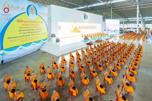 ภาพ No.231975:วันอาทิตย์ที่ 6 กรกฏาคม พ.ศ. 2568 พิธีตักบาตร ข้าวสารอาหารแห้ง  พิธีบูชาข้าวพระ สัมมนาพิเศษราชเหล็ก ณ สภาธรรมกายสากล วัดพระธรรมกาย