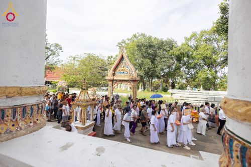 ภาพ No.175664:พิธีทอดกฐิน วัดตะเคียนทอง จ.สุพรรณบุรี ในโครงการกฐินสามัคคีทั่วไทย 30,000 วัด บูชาธรรม 80 ปี หลวงพ่อธัมมชโย โดยคณะศิษยานุศิษย์วัดพระธรรมกาย วันที่ 9 พฤศจิกายน พ.ศ. 2567